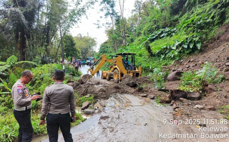 Kapolres Nagekeo Terjun Langsung Tangani Longsor Boawae–Mauponggo, Akses Jalan Mulai Pulih Secara Bertahap