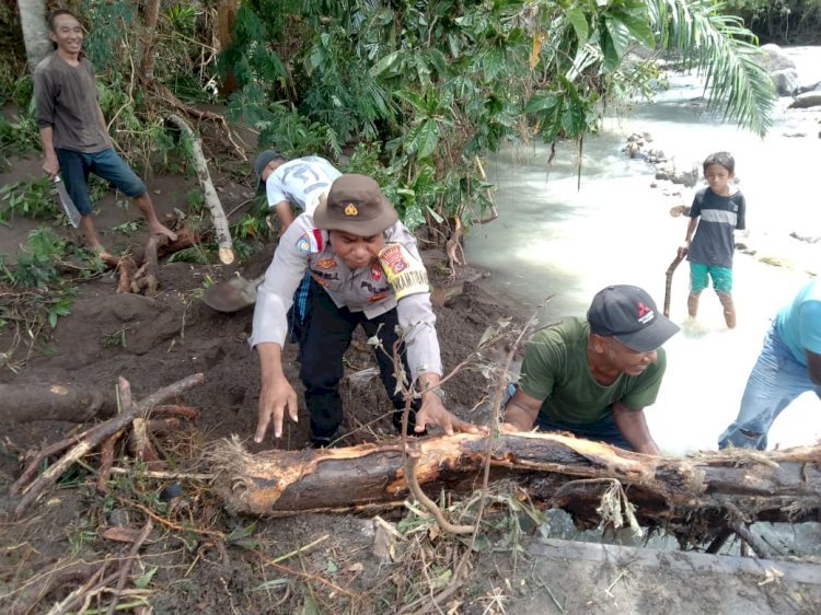 Bhabinkamtibmas Polres Manggarai Polda NTT Pimpin Kerja Bakti Bersihkan Jembatan Waemaras Pasca Banjir
