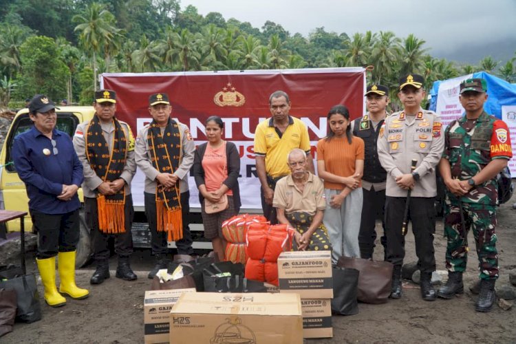Polri Distribusikan Bantuan Kemanusiaan untuk Korban Bencana di Mauponggo, NTT