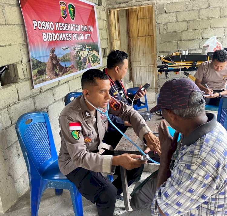 Polri untuk Masyarakat: Biddokkes Polda NTT Gelar Layanan Kesehatan dan Salurkan Bansos di Lokasi Banjir Nagekeo