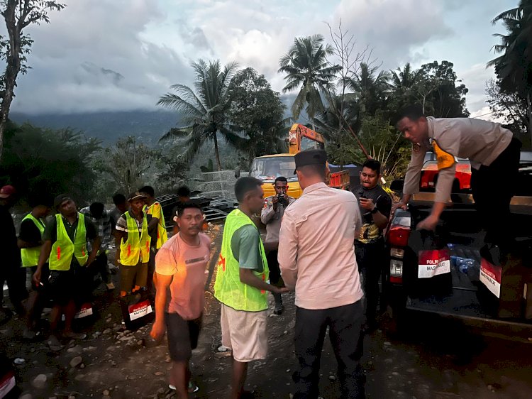 Polri Salurkan Bantuan Kemanusiaan untuk Korban Banjir Bandang di Mauponggo