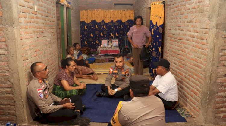 Kapolres Nagekeo - Polda NTT, Jenguk Korban Banjir Bandang di Desa Sawu