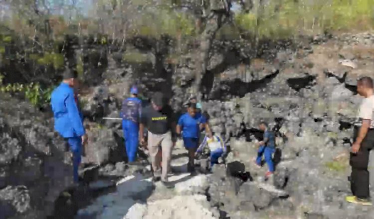 Ditpolairud Polda NTT Bangun Akses Jalan dan Tangga ke Gua Kristal, Warga Beri Apresiasi
