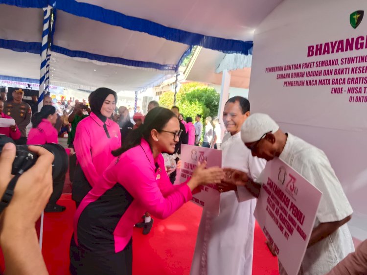 Simbol Kepedulian: Bhayangkari Serahkan Bantuan Sosial dan Religi di Ende