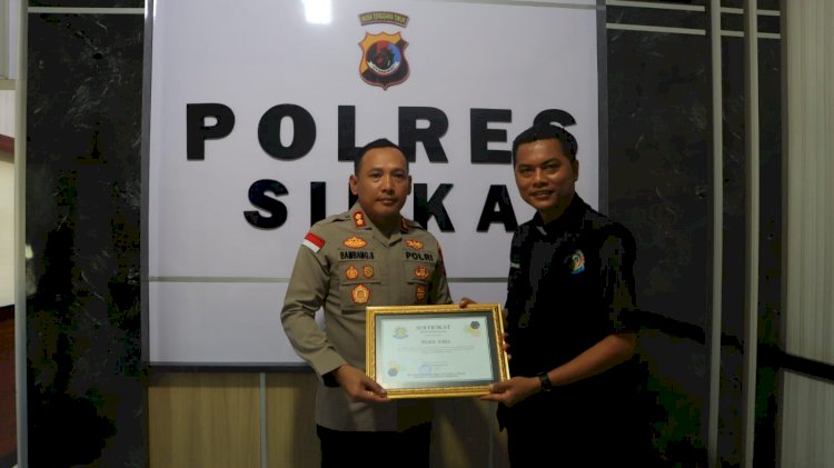 Polres Sikka Raih Penghargaan dari Politeknik Kristo Re Maumere atas Respons Cepat Tangani Kebakaran