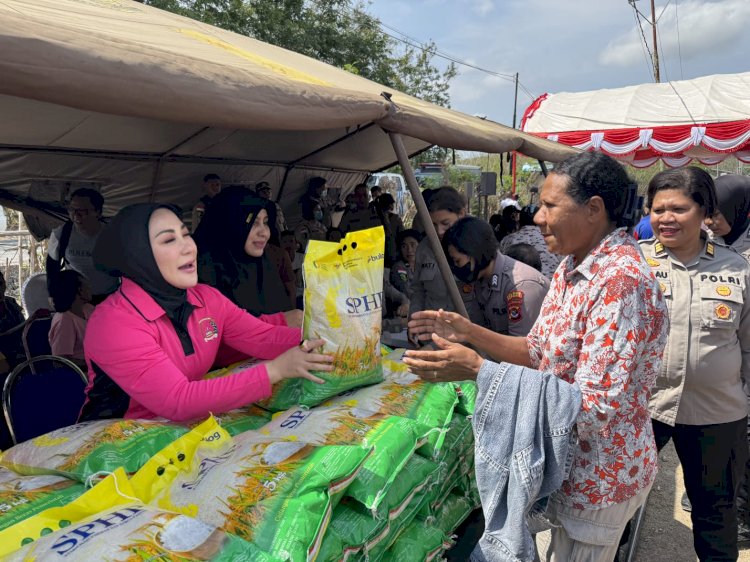 Perkuat Ketahanan Pangan, Bhayangkari Daerah NTT dan Polwan Polda NTT Gelar Gerakan Pangan Murah di Kampung Pasat