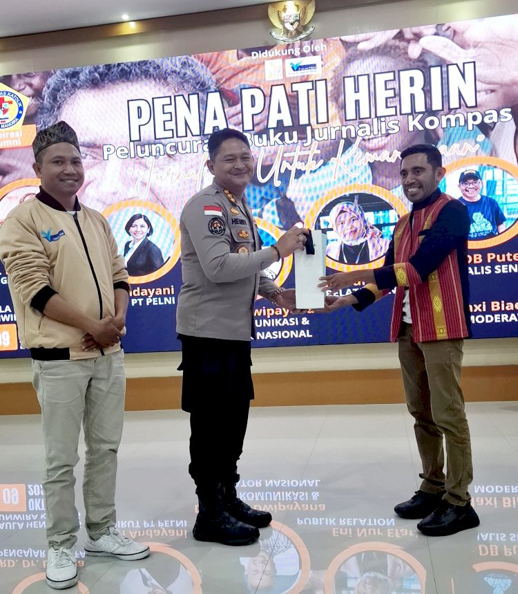 Kabidhumas Polda NTT Hadiri Peluncuran Buku Jurnalis Kompas, Dorong Mahasiswa Lebih Melek Informasi dan Bijak dalam Bermedia