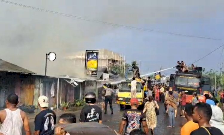 Gerak Cepat Polres Sikka Selamatkan Warga dan Padamkan Kebakaran Hebat di Maumere