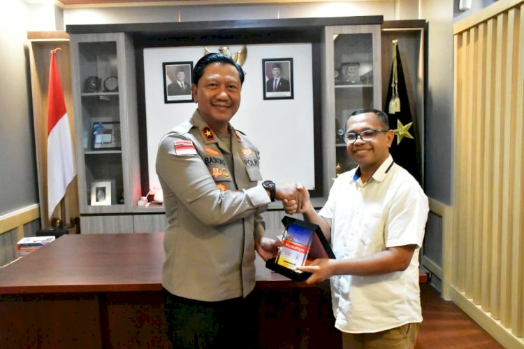 Polda NTT Terima Plakat Penghargaan dari Yayasan Bantuan Kasih Indonesia (YBKI) atas Dukungan dan Pengamanan Kegiatan Muskhatlon 2024