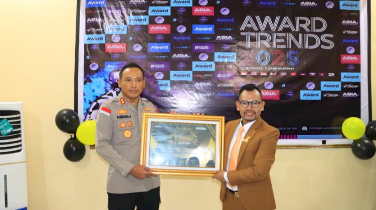 Seminar Nasional Peringati Hari Pahlawan 2025, Kapolres Sikka Terima Penghargaan Best Inspiring and Visionary dari Indonesia Visionary Leader