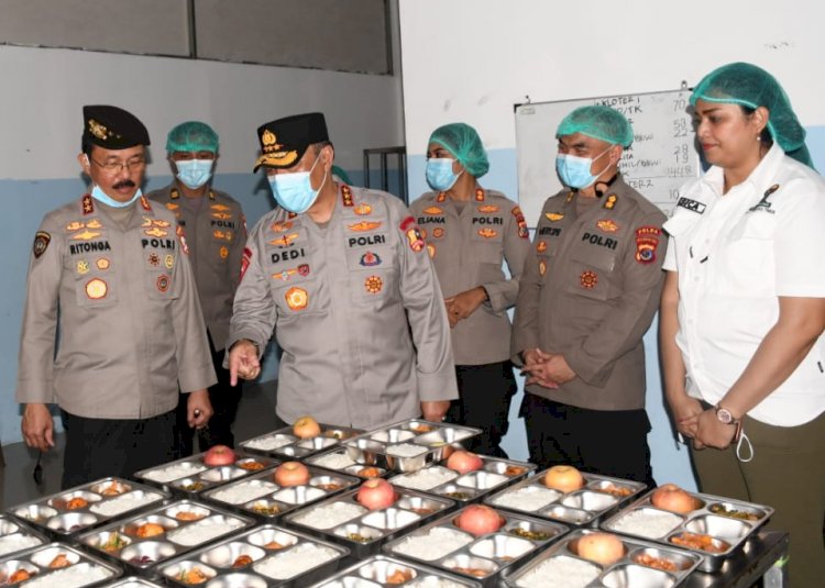 Dukung Ketahanan Gizi, Wakapolri Salurkan Bansos dan Tinjau SPPG Polri di Kupang