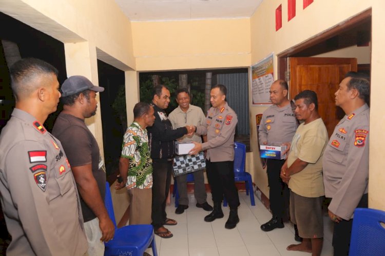 Dirbinmas Polda NTT Tinjau Pos Satkamling di Wetabua, Serahkan Sarana Pendukung Keamanan Lingkungan