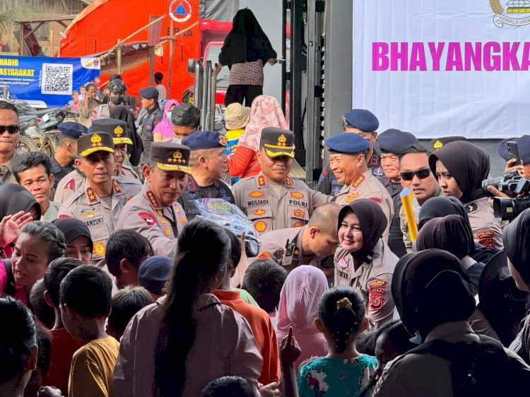 Kapolri Tinjau Posko Pengungsian di Aceh Tamiang, Salurkan Bantuan ke Korban Bencana