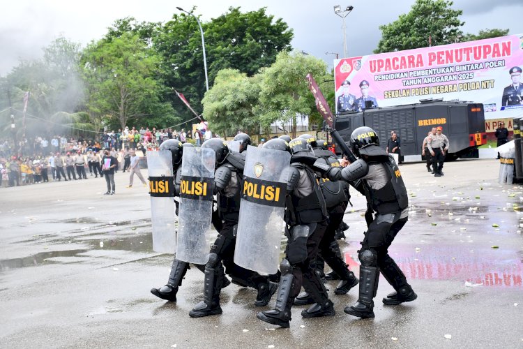 Peragaan Pengamanan Unjuk Rasa Bintara Remaja Polri Angkatan 53 Pukau Hadirin di SPN Polda NTT