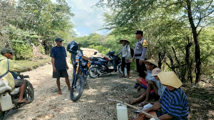 Bangun Kemitraan dan Cegah Gangguan Kamtibmas, Bhabinkamtibmas Pantai Baru Polres Rote Polda NTT Sambangi Warga Sonimanu