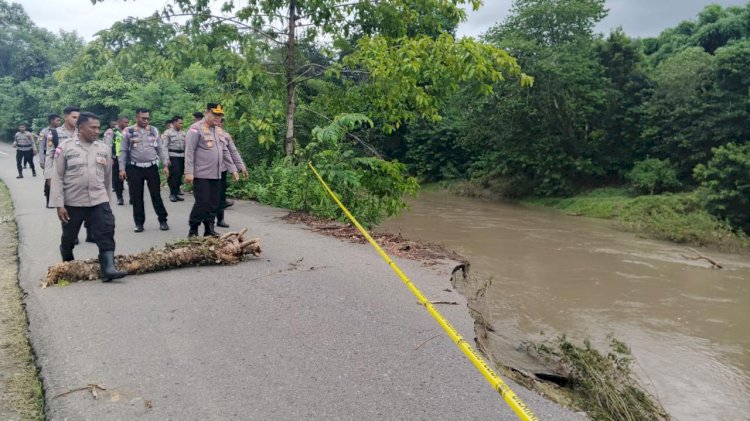 Polda NTT Tanggap Bencana, Kapolres Ende Tinjau Langsung Jalan Trans Utara yang Runtuh di Wewaria