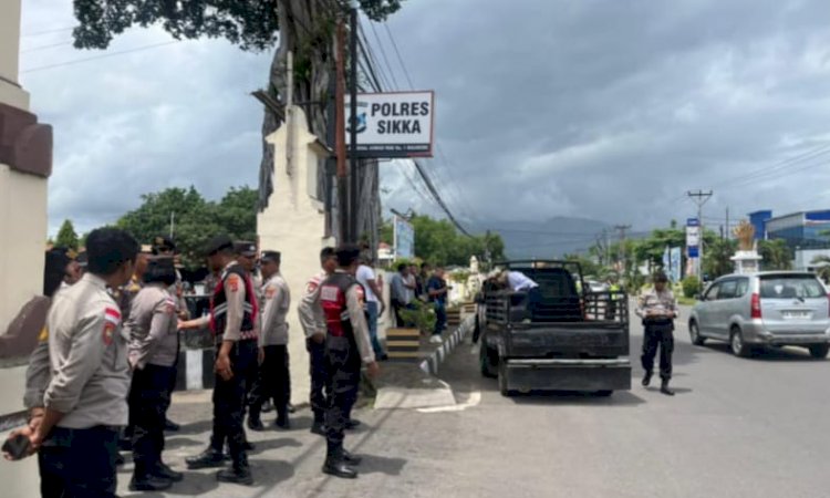 Polri Kawal Aksi Damai FORSA P3 di Maumere, Sumpah Pocong Tidak Jadi Dilaksanakan dan Aspirasi Disampaikan Secara Tertib
