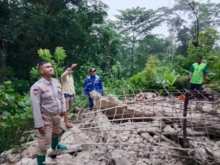 Gerak Cepat Jajaran Polda NTT, Lansia Korban Dapur Ambruk Segera Dievakuasi