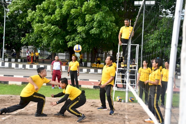 Tanpa Sekat! Kapolda NTT dan PJU Bangun Semangat Kekeluargaan Lewat Laga Voli Bersama Polwan