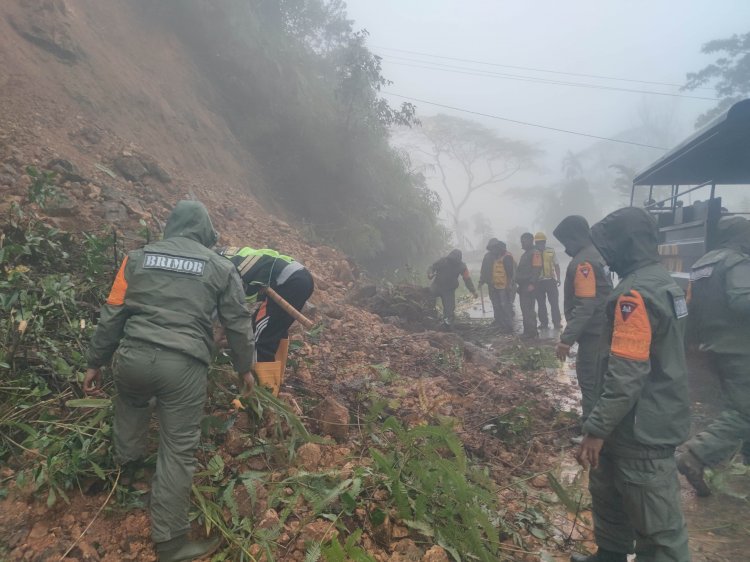 Gerak Cepat Brimob Polda NTT Tangani Longsor di Jalur Trans Ruteng–Reok