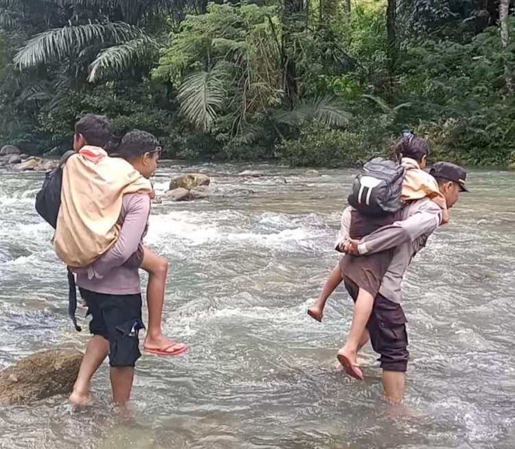 Aksi Heroik Polisi Jadi Jembatan Hidup bagi Pelajar di Arus Deras Manggarai Barat