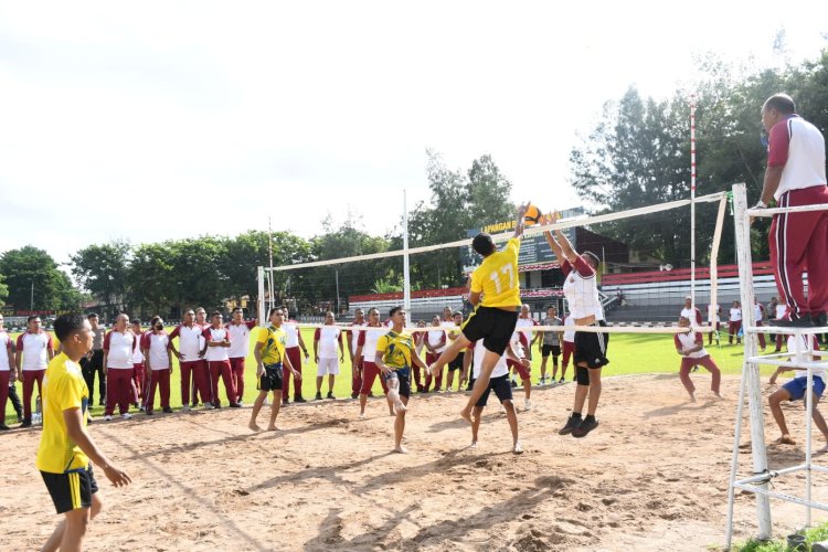 Tingkatkan Soliditas Internal, Polda NTT Gelar Olahraga Bersama dan Pertandingan Voli Antar Satker