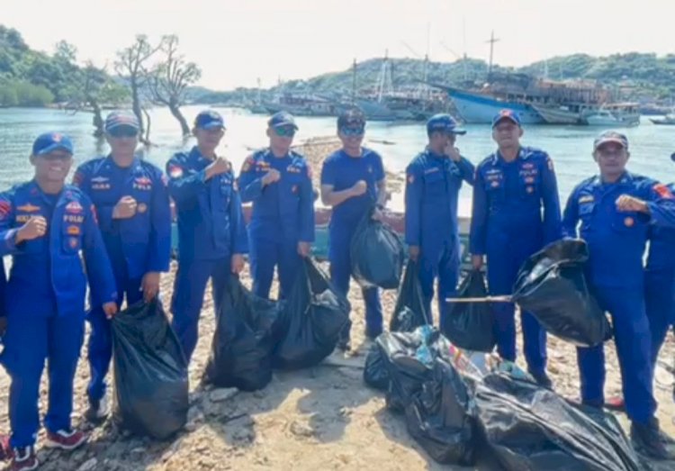 Tindak Lanjut Arahan Presiden RI, Ditpolairud Polda NTT Gelar Aksi Bersih Pantai di Pulau Monyet Labuan Bajo