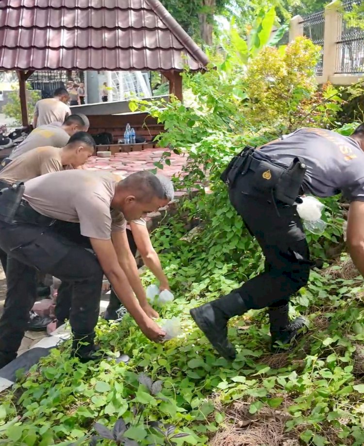 Dukung Arahan Presiden, Polda NTT Gelar Aksi Bersih Sampah di Mako