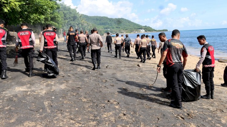 Tindaklanjuti Arahan Presiden RI, Polres Flotim Bersihkan Kawasan Wisata Pesisir