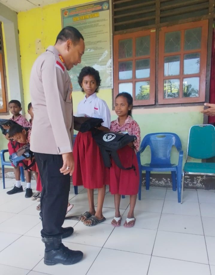 Kapolda NTT Dorong Kepedulian Pendidikan, Kapolres Sikka Salurkan Bantuan untuk Siswa SDK Likot