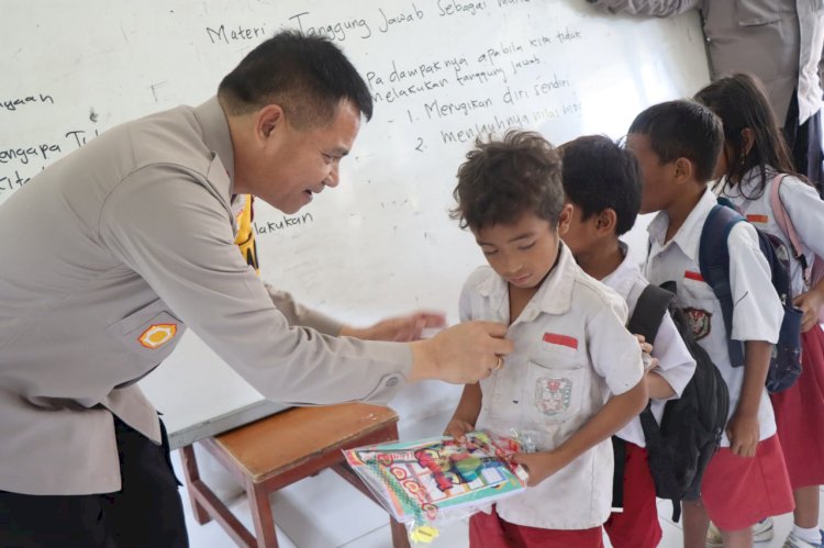 Kapolda NTT Apresiasi Kepedulian Polres Sumba Barat, Kapolres Serahkan Bantuan Alat Tulis untuk Siswa SD Negeri Waiwiruka