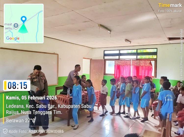Polri Peduli Pendidikan, Sat Binmas Polres Sabu Raijua Serahkan Alat Tulis kepada Pelajar Sekolah Dasar