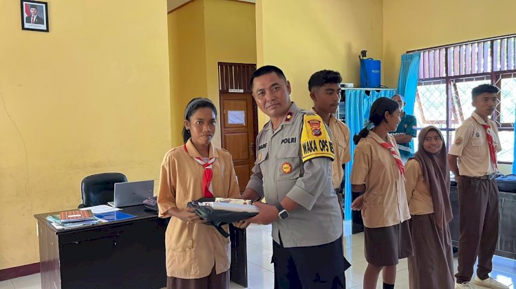 Kapolda NTT Apresiasi Polres Nagekeo Beri Bantuan Perlengkapan Sekolah untuk Siswa Kurang Mampu di SMAN 3 Aesesa