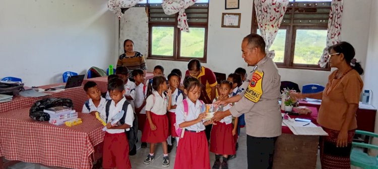 Polres Sumba Timur Peduli Pendidikan, Bagikan Alat Tulis untuk Siswa SD Inpres Tanjung Ngunju