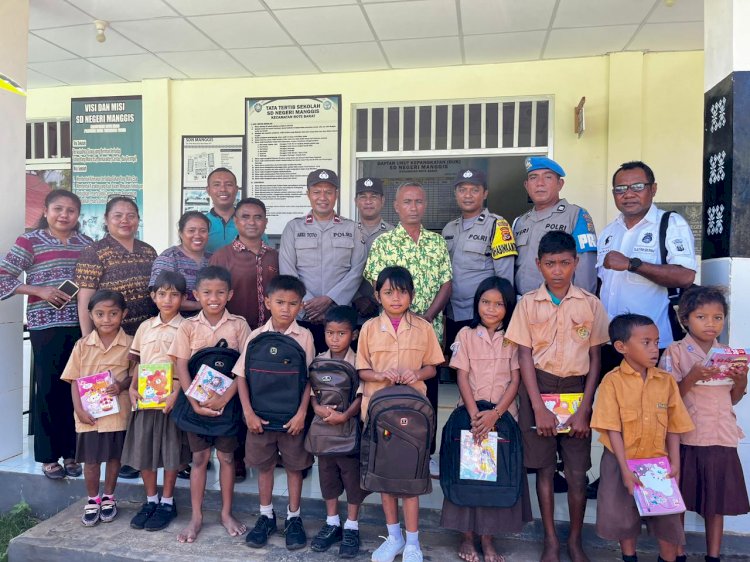 Kapolda NTT Apresiasi Aksi Sosial Polsek Rote Barat, Bagikan Perlengkapan Sekolah untuk Siswa SD Inpres Oenitas dan SD Negeri Manggis