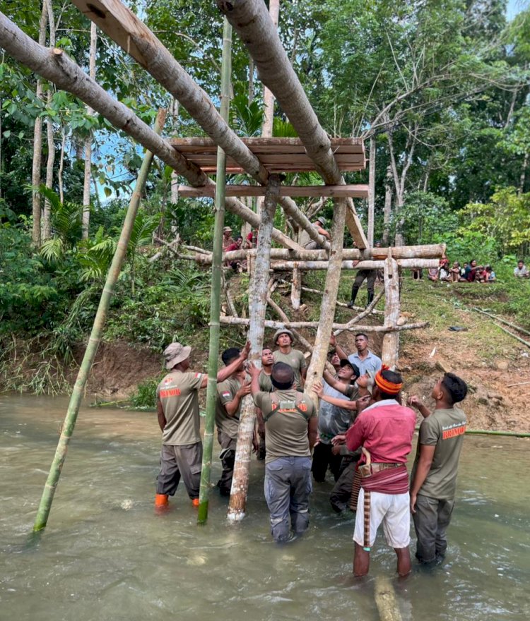 Akses Pendidikan Warga Jadi Prioritas, Brimob Polda NTT Bangun Jembatan Darurat di Wewewa Timur