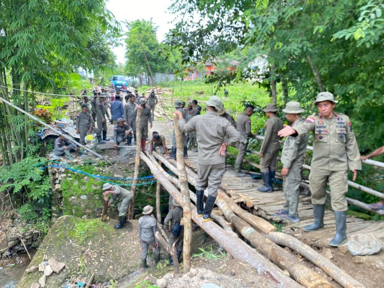 Wujud Nyata Kepedulian Polri untuk Masyarakat, Satuan Brimob Polda NTT Bangun Jembatan Sementara di Desa Weaituan