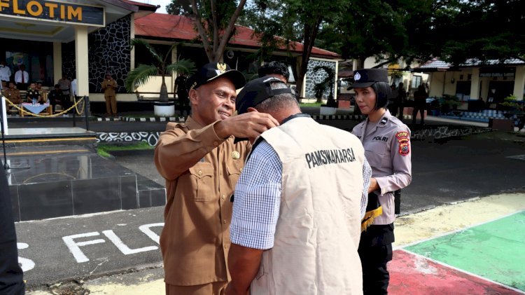 Perkuat Harkamtibmas, PAM Swakarsa Dua Kelurahan Resmi Dikukuhkan di Polres Flores Timur