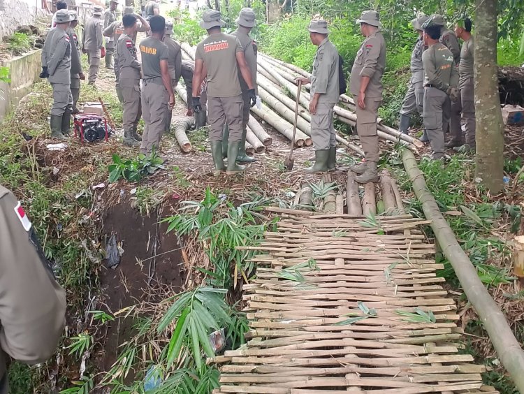 Wujud Nyata Kepedulian untuk Masyarakat Manggarai, Brimob Polda NTT Perbaiki Jembatan Penghubung di Kampung Kedutu