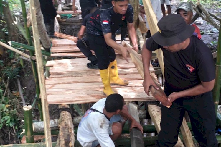 Brimob Polda NTT Bangun Jembatan Penyeberangan Warga di Mbarata, Perkuat Akses dan Keselamatan Anak Sekolah