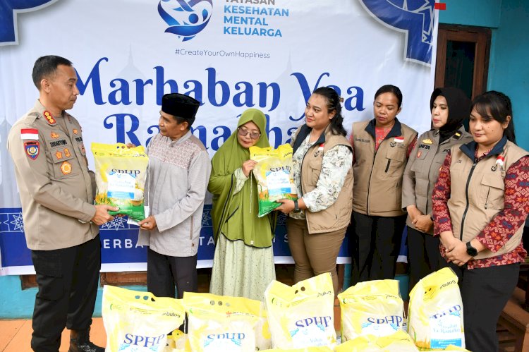 Kapolda NTT Salurkan 2 Ton Beras untuk Masyarakat, Didistribusikan ke 13 Masjid di TTS