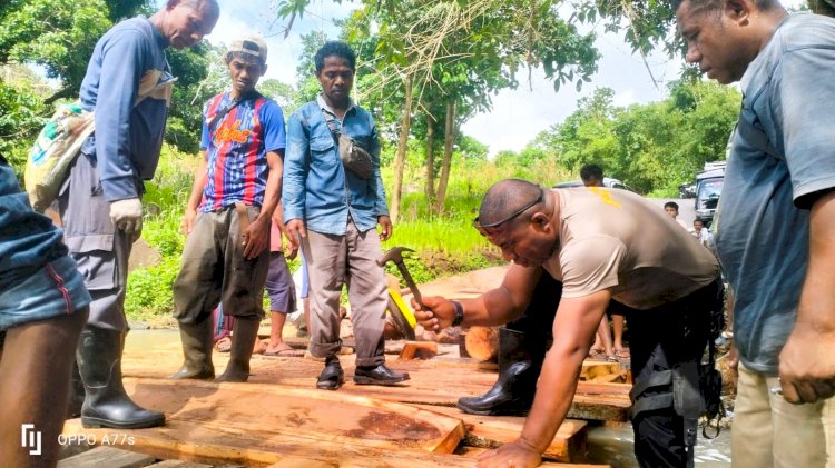 Gotong Royong Bangun Plat Deker Darurat, Polres Flores Timur Hadir Buka Akses Warga