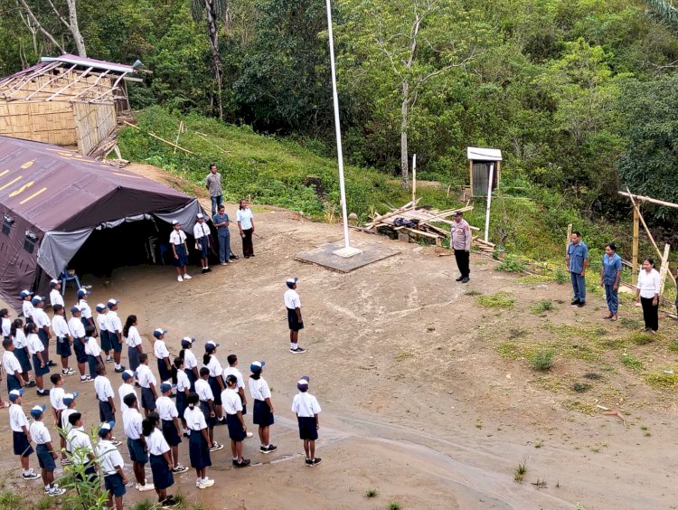 Polsek Paga Tanamkan Disiplin dan Anti-Bullying Lewat Upacara Bendera di SMPN 048 Sa Ate Gaikiu