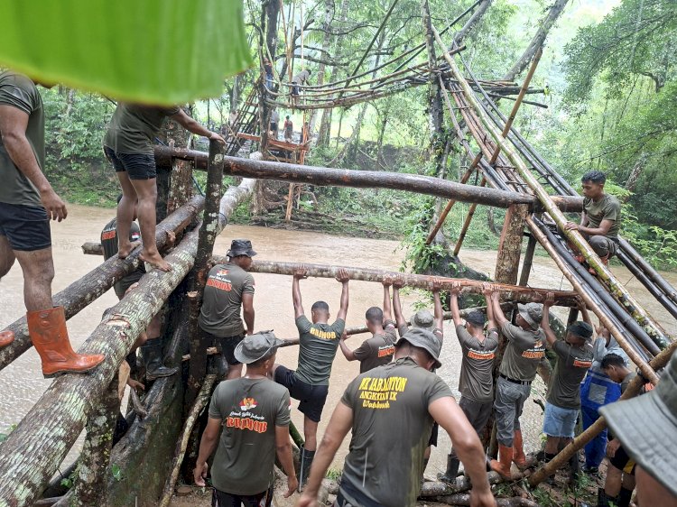 Tembus Hujan dan Arus Deras, Brimob Polda NTT Bangun Jembatan Darurat untuk Anak Sekolah di Sumba Barat Daya