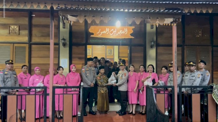 Hangatkan Ramadan, Kapolres Sumba Barat dan Bhayangkari Berbagi Takjil untuk Santri Baitul Hikmah