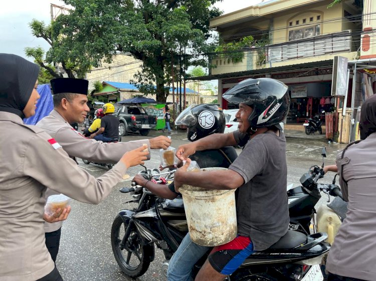 Ramadhan Penuh Berkah: Polda NTT Bagi-Bagi Takjil  untuk Masyarakat Kupang