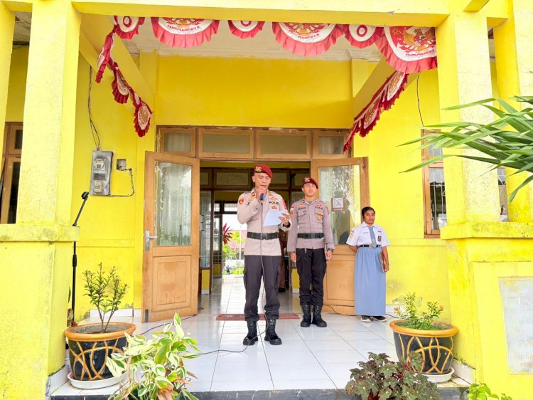 Iptu Faijor Simanjuntak Pimpin Upacara di SMAN 10 Kupang, Sampaikan Pesan Kapolda NTT kepada Pelajar