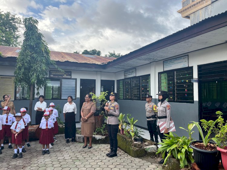 IPTU Ni Luh Putri Kartika Wati Pimpin Upacara di SDK Santo Yoseph 1, Dirbinmas Polda NTT Tekankan Pembinaan Sejak Dini