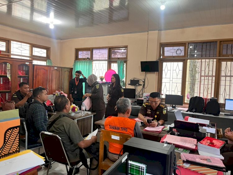 Polda NTT Tahap II Tersangka Dugaan Penyelundupan Manusia ke Kejari Kota Kupang