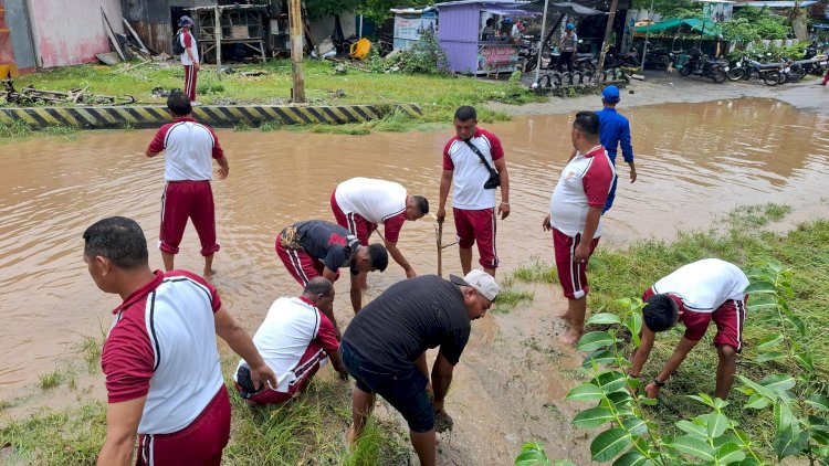 Ditpolairud Polda NTT Turun Tangan Bantu Warga Desa Bolok Bersihkan Rumah Usai Banjir
